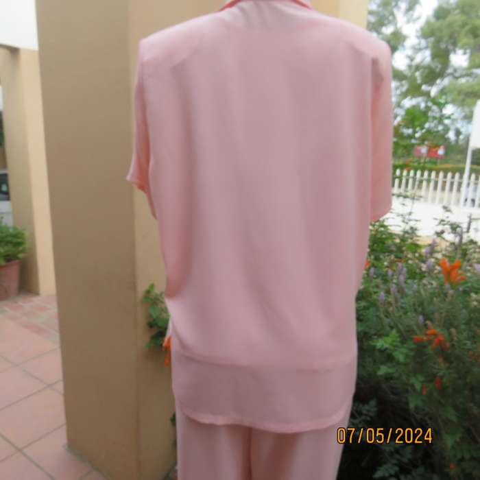 Amazing 2 pc salmon pink textured polyester pants/jacket outfit. Size 38. Jacket emb. organza fronts