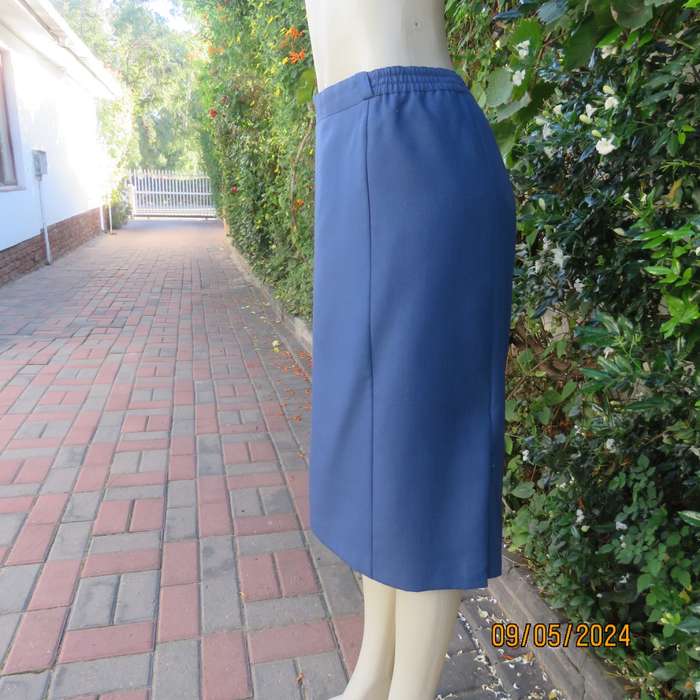 Amazing tailored indigo blue fully lined pencil skirt by NADA size 44. 6 panels. Brand new cond.