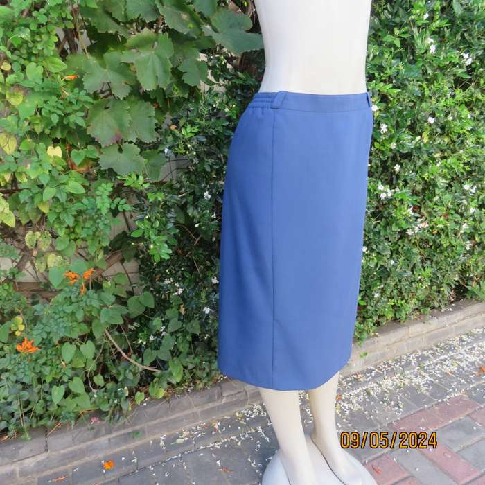 Amazing tailored indigo blue fully lined pencil skirt by NADA size 44. 6 panels. Brand new cond.