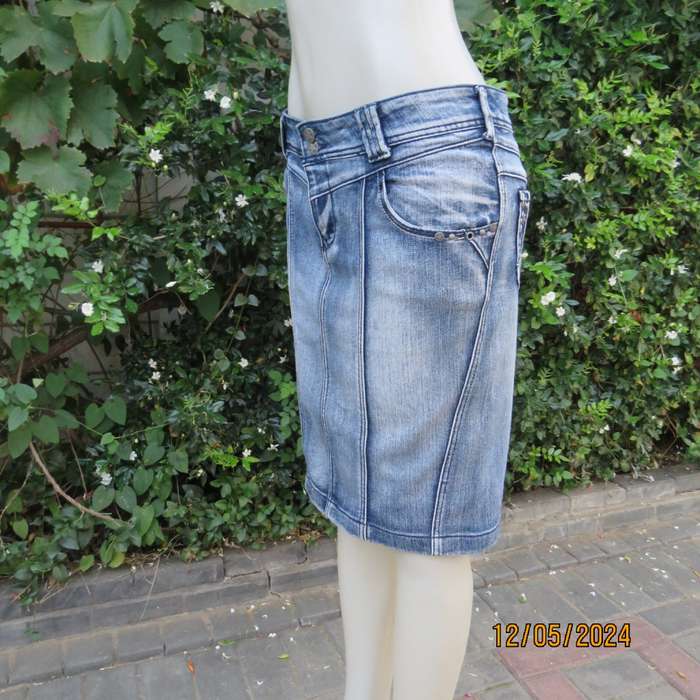 Make a statement in this blue denim jean paneled bodycon skirt.Size 36 by RED. As new cond.