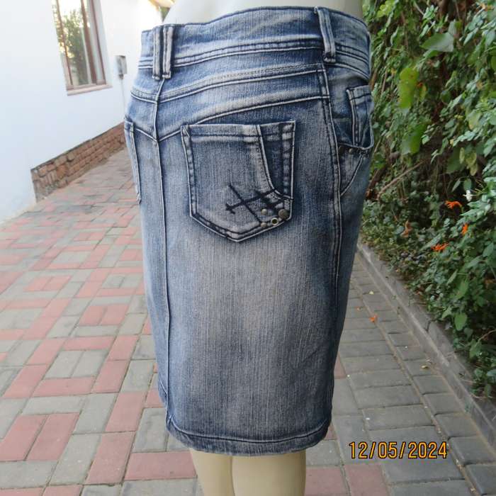 Make a statement in this blue denim jean paneled bodycon skirt.Size 36 by RED. As new cond.