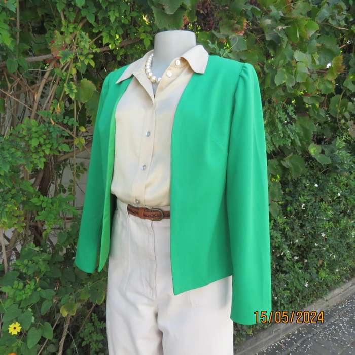 Charming forest green fully lined long sleeve open/collarless jacket.Size 34. Fine stretch polyester