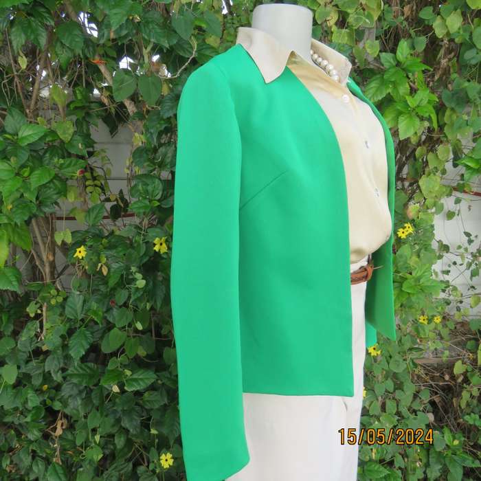 Charming forest green fully lined long sleeve open/collarless jacket.Size 34. Fine stretch polyester