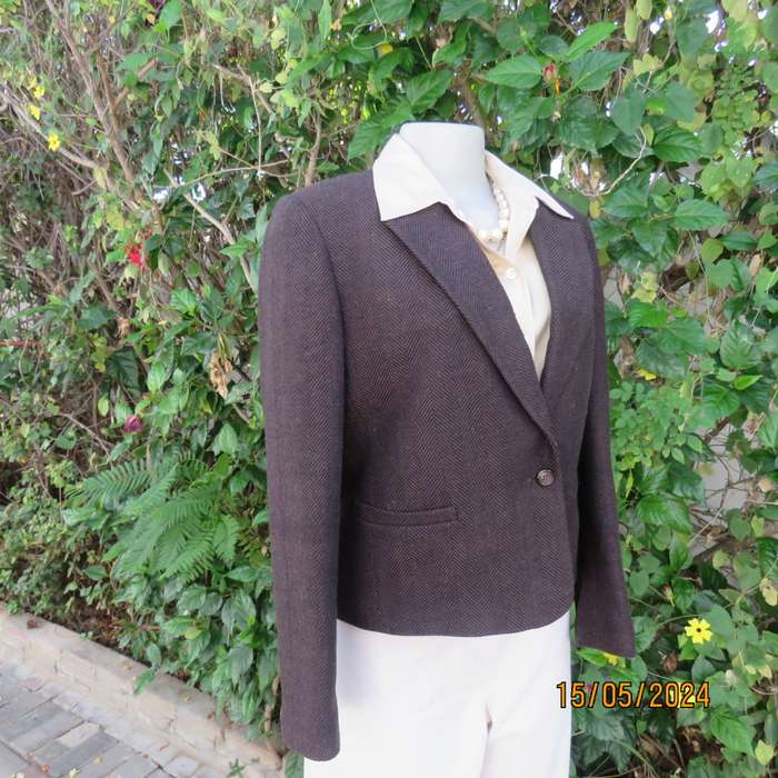 As new wool blend brown jacket with herringbone pattern size 32.34 by MANHATTAN. Fully lined.