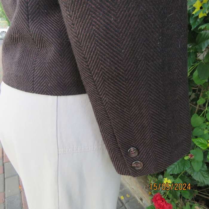 As new wool blend brown jacket with herringbone pattern size 32.34 by MANHATTAN. Fully lined.
