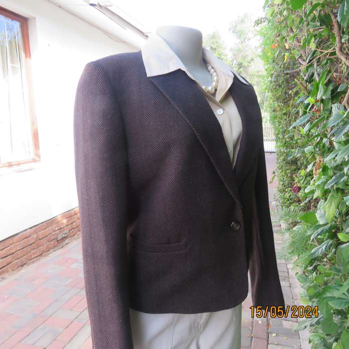 As new wool blend brown jacket with herringbone pattern size 32.34 by MANHATTAN. Fully lined.