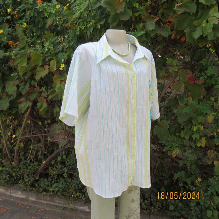 Go for effortless style in this crinkled polycotton floral picture top by RENE TAYLOR size 50.