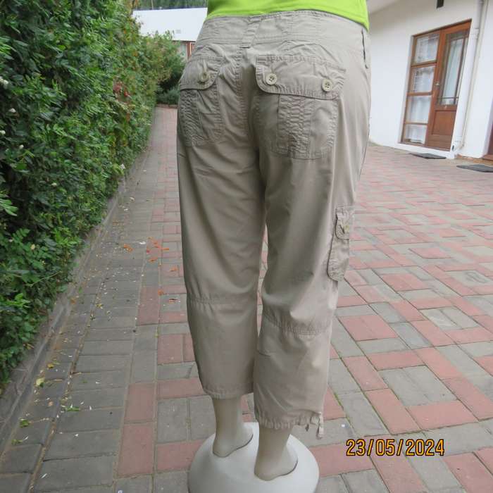 GAP trendy oats colour  cotton cropped pants size 35. As new