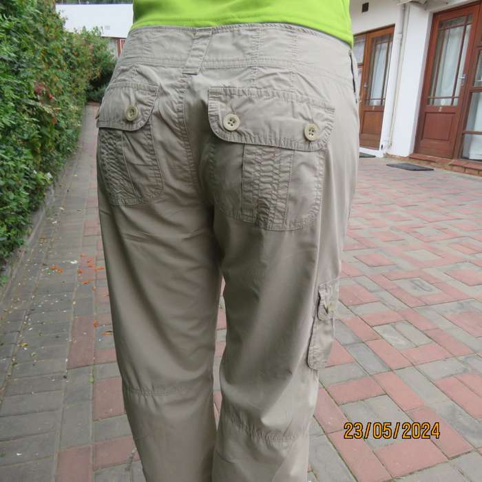 GAP trendy oats colour  cotton cropped pants size 35. As new