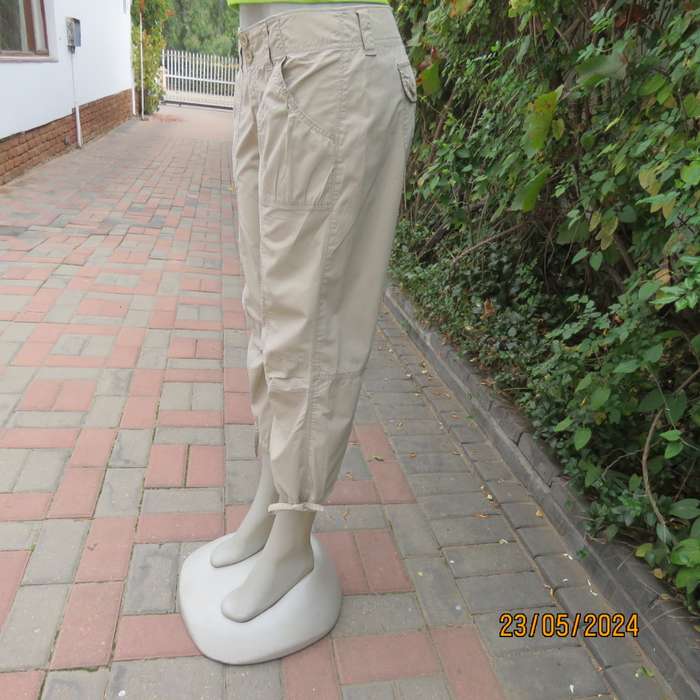 GAP trendy oats colour  cotton cropped pants size 35. As new