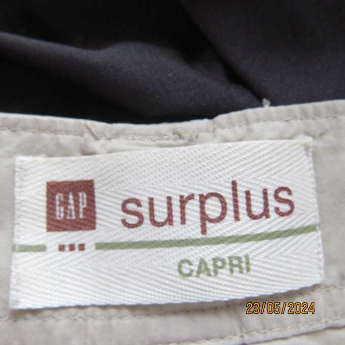 GAP trendy oats colour  cotton cropped pants size 35. As new