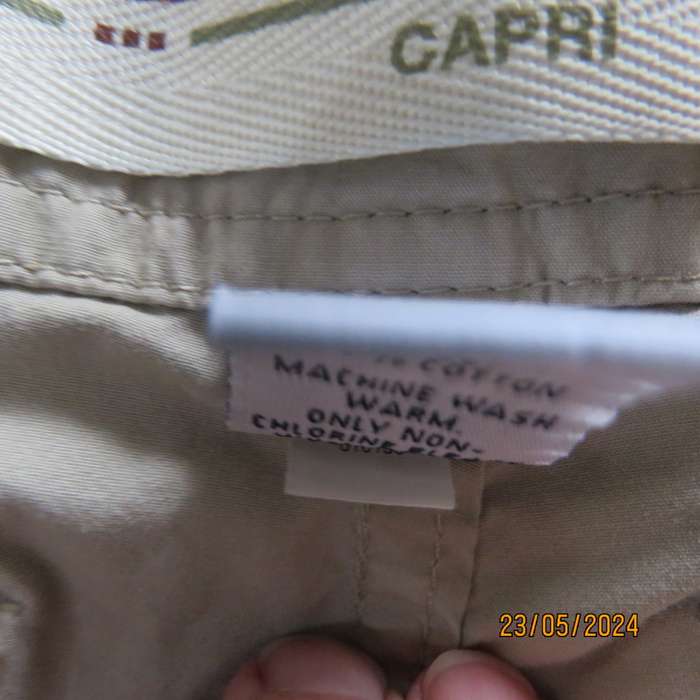 GAP trendy oats colour  cotton cropped pants size 35. As new