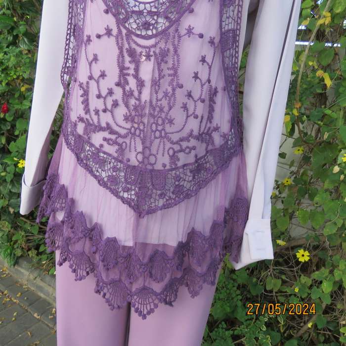 Versatile purple polycotton decorative lace top. By BELLEZZA SIGNORA size 36 best fit. As new.