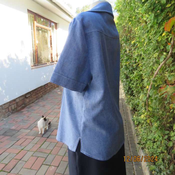 Standard mottled steel blue button down/open collar top. Two thin front pockets. Size 37. As new.