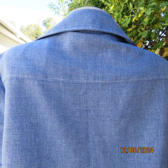 Standard mottled steel blue button down/open collar top. Two thin front pockets. Size 37. As new.