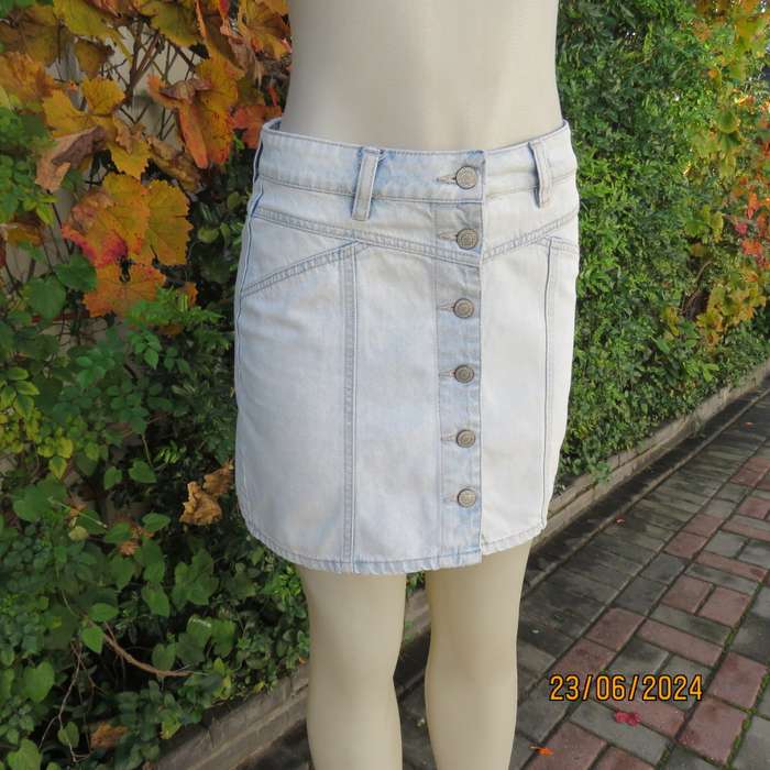 Chic light blue denim mini jean paneled button down skirt by FACTORIE Australia. Size 32/34. New con