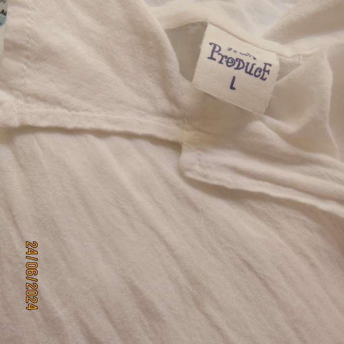 Snow white long button down creased cotton  top with open collar. Size 40. New cond.