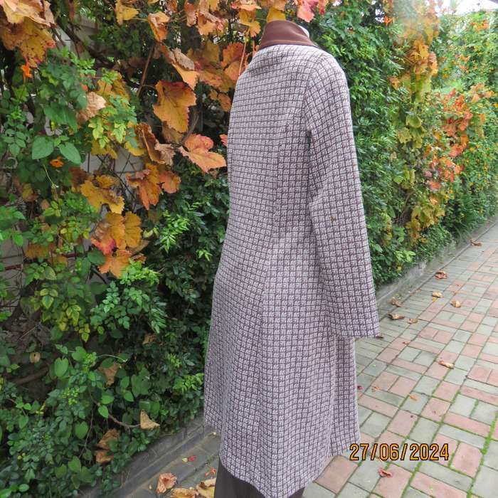 Crimplene vintage long sleeve brown/cream coat size 36 by SIMONE. Three button closure.Very good con