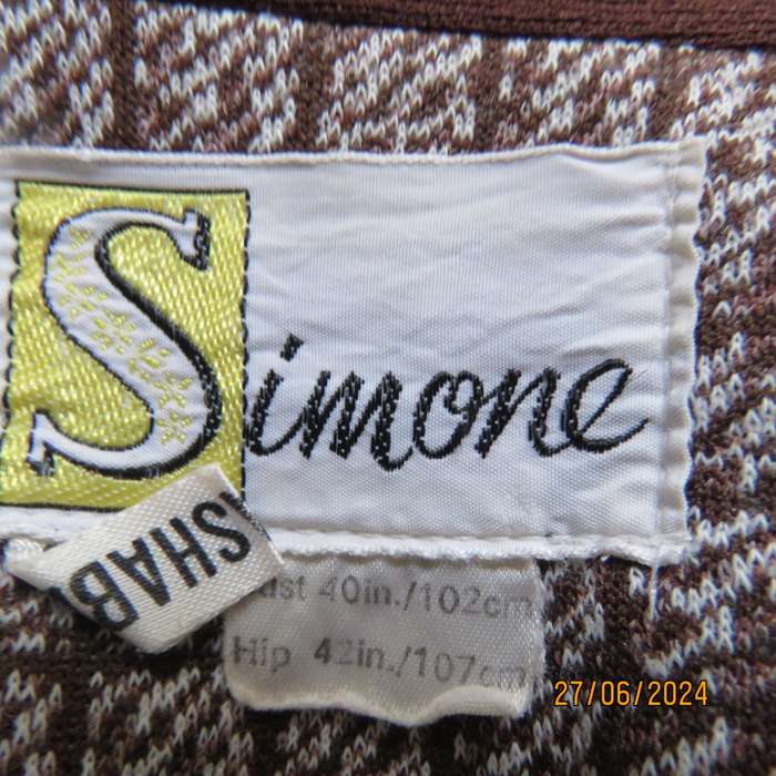 Crimplene vintage long sleeve brown/cream coat size 36 by SIMONE. Three button closure.Very good con
