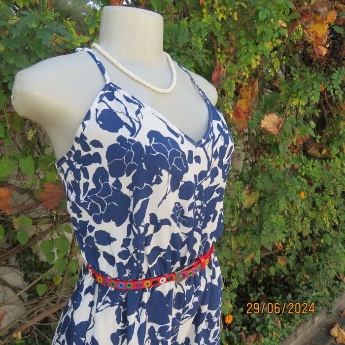 Summer romper in white with bold navy flowers. Elasticated waist. Size 36 by SHEIN. Brand new cond.