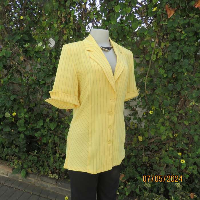 ML CLASSICS light yellow jacket with thin black stripes size 34. 4 button closure
