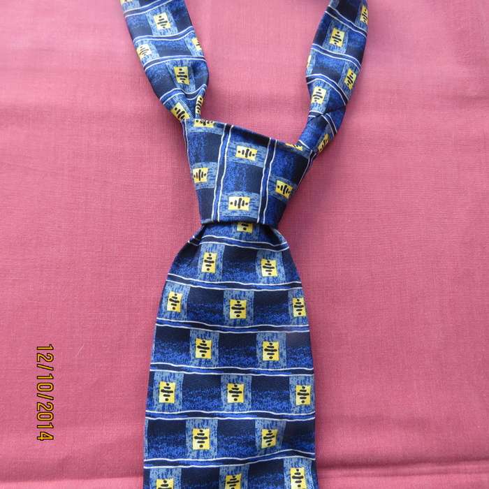 CRAVATEUR men's necktie in blue horizontal stripes and yellow squares.