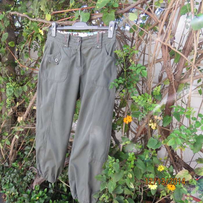 Seaweed green cropped cotton pants. Pockets back-front. Drawstring hems. Size 33.