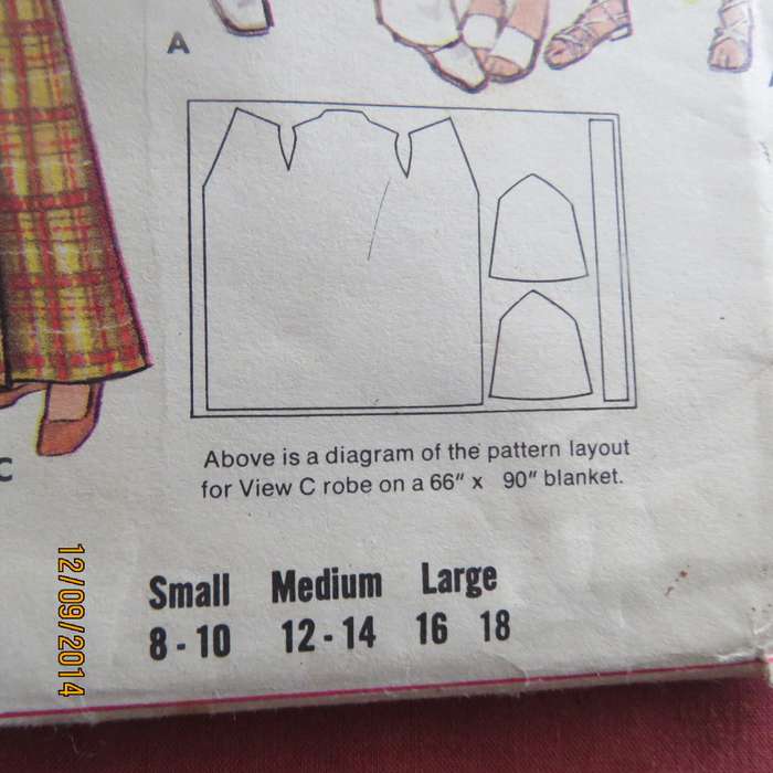 Sewing pattern for easy blanket robe in small, medium and large. By BUTTERICK 6215. Good condition.