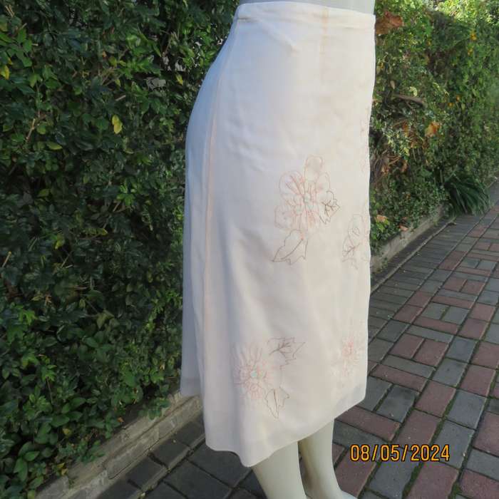 Amazing rich cream A-Line lined skirt in thin cotton with bold floral embroidery.By TRUW. Glam 36