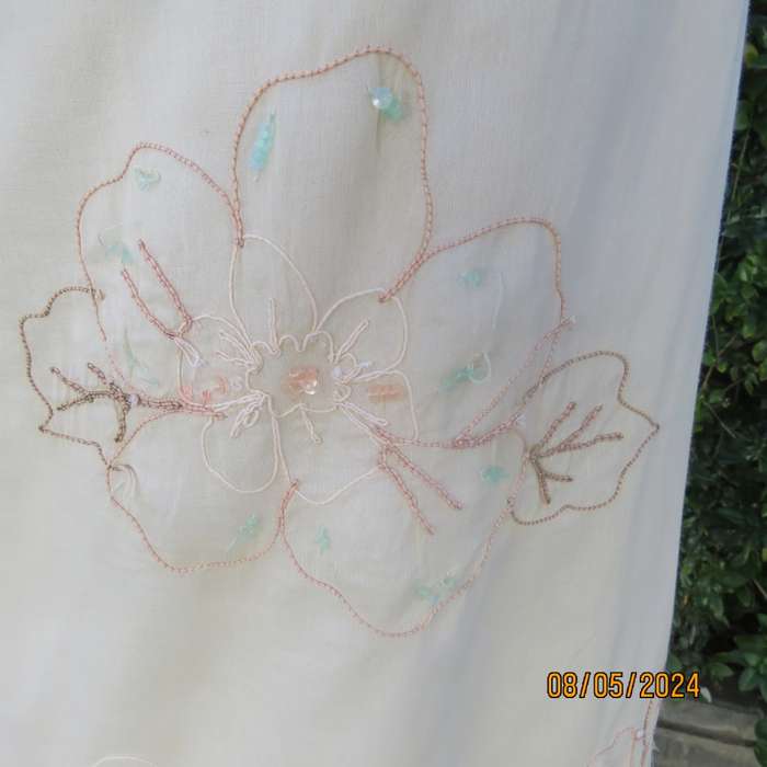 Amazing rich cream A-Line lined skirt in thin cotton with bold floral embroidery.By TRUW. Glam 36