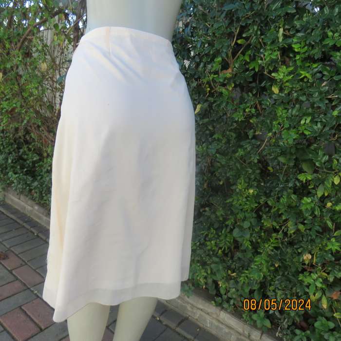 Amazing rich cream A-Line lined skirt in thin cotton with bold floral embroidery.By TRUW. Glam 36