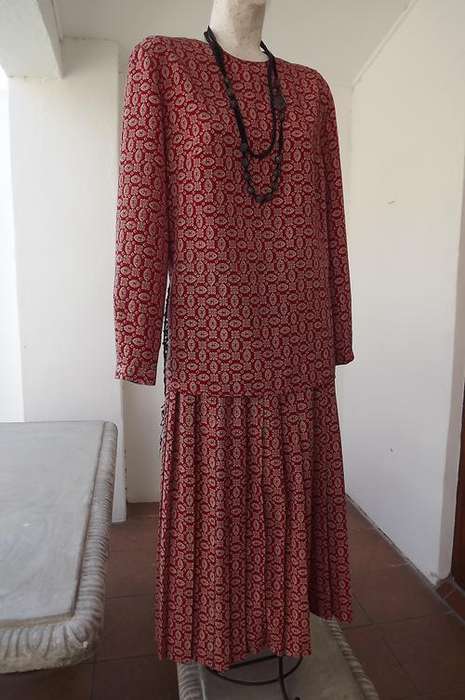 Patterned 2 Piece Ladies suit by Marchesa-size 14.5/39-as new-refer to description for more info