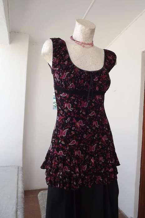 Black & Pink Floral Ladies Top with Elasticated Neckline & Sleeves in size 8/32 - good condition