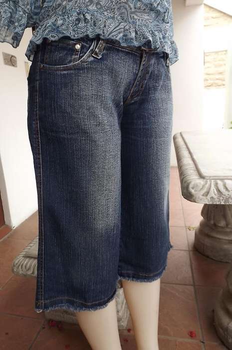 Pair of P&D Cropped Low Rise Jeans with Unique Back Pockets & Ruffled Seams in size 12/36- good cond