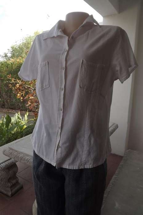 White 100% Cotton Short Sleeve Styled Shirt in size 14/38 - 2 small front pockets - good condition