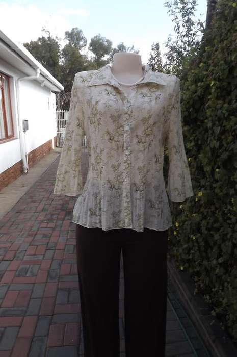 Beige Permanent Pleated Blouse with Subtle Green Floral Pattern by JED in size 10/34 -good condition