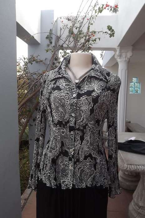 Pretty Black & White Permanent Pleated Blouse with Paisley Pattern in size 14/38 - good condition
