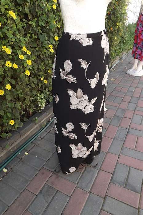 Black Maxi Pencil Skirt with Beige Floral Design in Polyester by Topics in size 12/36-good condition