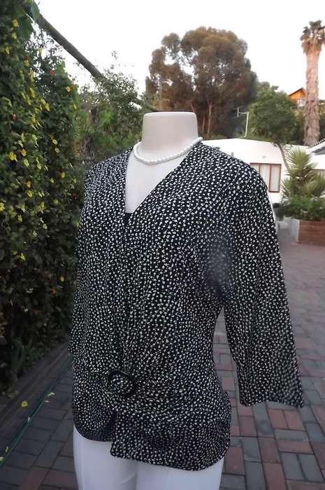 Black & White Stretch Polyester Top by Charcoal in size 18/42 - good fit and in as new condition