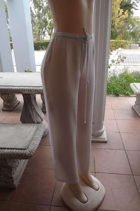 White vintage ladies pants by Topics.Size 34/10.100% Polyester.Zip on front with drawstring.New cond