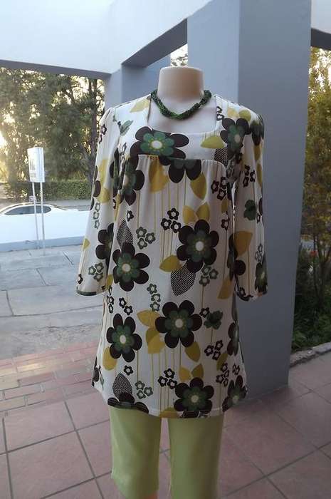 White top/short dress in brown/green floral pattern.Size 32/8.Yoked gathered front with peephole