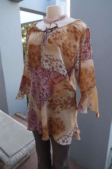 Caramel&Pink printed top.Size 40/16 by Michaela in polyester fabric.Elbow length sleeves.Good condit