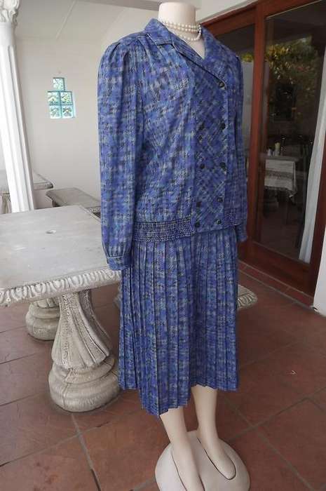 Two piece skirt and jacket outfit in blue/grey checkered pattern in jersey size 38/14 by Nuvelle