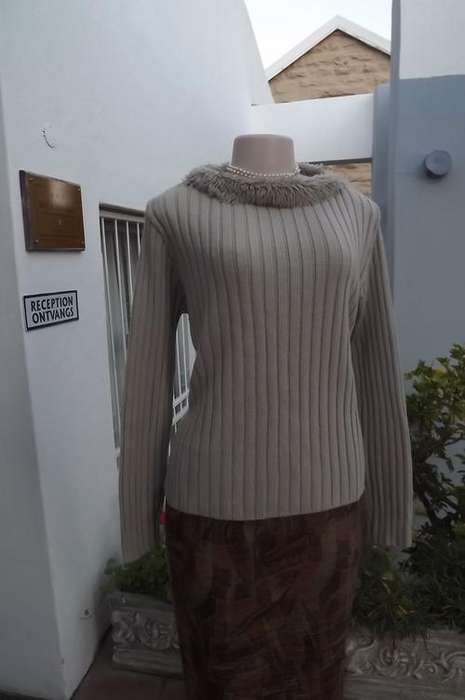 Beige 100% acrylic knit sweater in ribbed stitch by Casual American size 38/14.With rounded Faux Fur