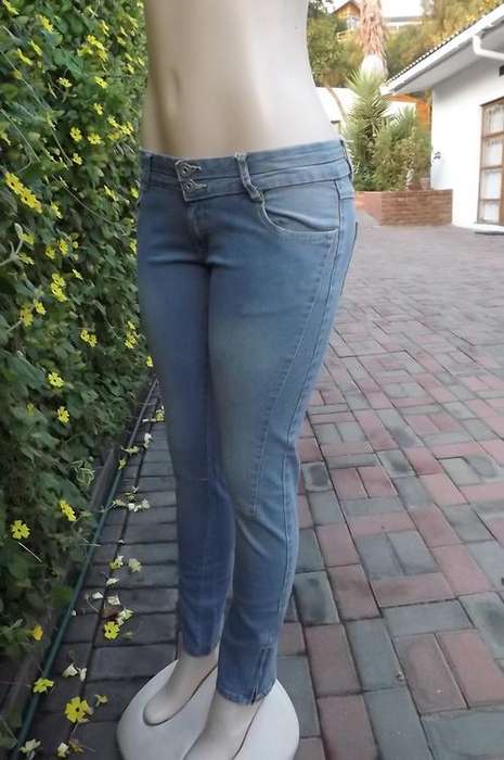 Skinny RT low rise jeans.Unique styled front legs.Size 30/6-very tight 32/8.Pockets front and back.