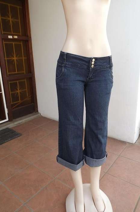 Legit ladies jeans in blue denim 3 quarter length with fold overs.Size 34/10.Hip 96cm.75% Cotton,23%