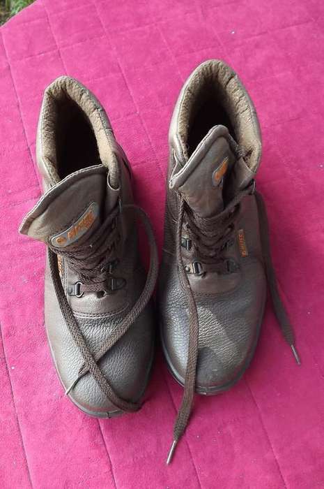 Pair of Hi-Tech shoes Akari in brown.Size 8.Solid Acid and Oil Resistant.Used but in good condition