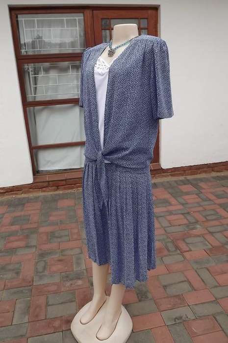 Vintage Delswa Royal blue/white open jacket and permanent pleated skirt size 38/14  good condition.