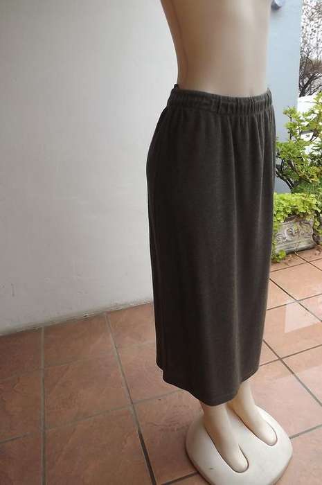 Medium brown tube skirt with elasticated middle,Ribbed polycotton fabric.Size 40/16 by Donna Claire.