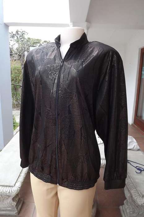 Light weight black zipped jacket with gold printed pattern.Size 42/18.Elasticated seam.Good conditi